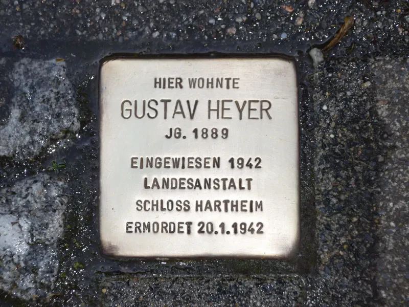 Ein glänzender Stolperstein im Pflaster.