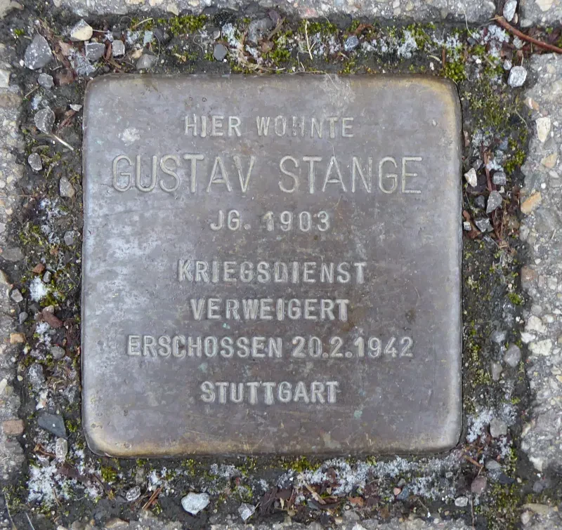 Ein Stolperstein mit der Inschrift: "Hier wohnte / Gustav Stange / Jg. 1903 / Kriegsdienst / verweigert / erschossen 20.2.1942 / Stuttgart"