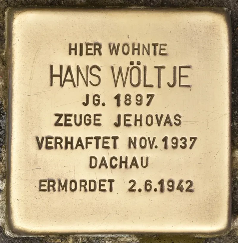 Stolperstein mit dem Text: „Hier wohnte Hans Wöltje / Jg. 1897 / Zeuge Jehovas / Verhaftet Nov. 1937 / Dachau / Ermordet 2.6.1942“