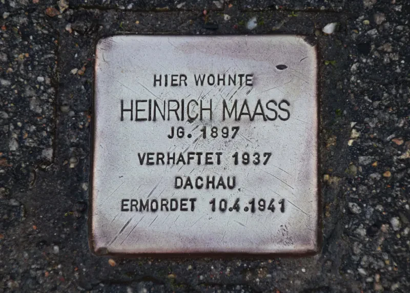 Ein Stolperstein mit der Inschrift: "Hier wohnte Heinrich Maass / Jg. 1897 / Verhaftet 1937 / Dachau / Ermordet 10.4.1941"