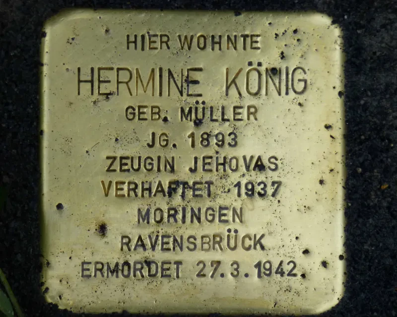 Ein Stolperstein mit der Inschrift: Hier wohnte HERMINE KÖNIG GEB. MÜLLER JG. 1893 VERHAFTET 1937 ALS "ZEUGIN JEHOVAS" MORINGEN RAVENSBRÜCK ERMORDET 27.3.1942