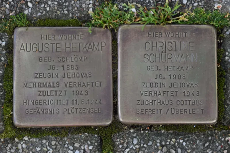Stolpersteine für Auguste Hetkamp und Christine Schürmann vor der Einfahrt zum Haus Kalkstraße 7 in Oberhausen, 2022.
