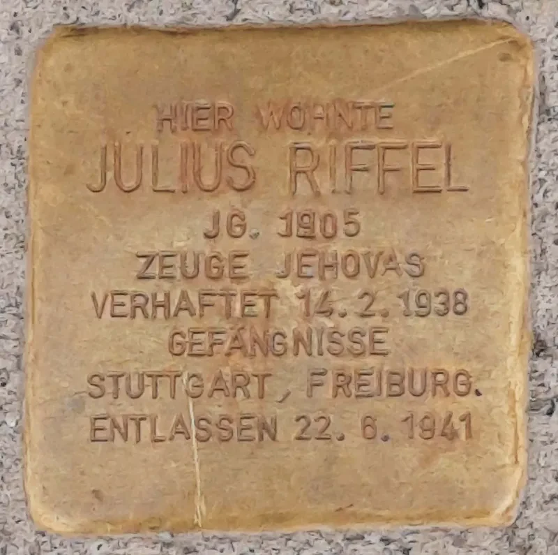 Stolperstein mit der Inschrift: "HIER WOHNTE JULIUS RIFFEL JG. 1905 ZEUGE JEHOVAS VERHAFTET 14.2.1938 GEFÄNGNISSE STUTTGART, FREIBURG ENTLASSEN 22.6.1941"