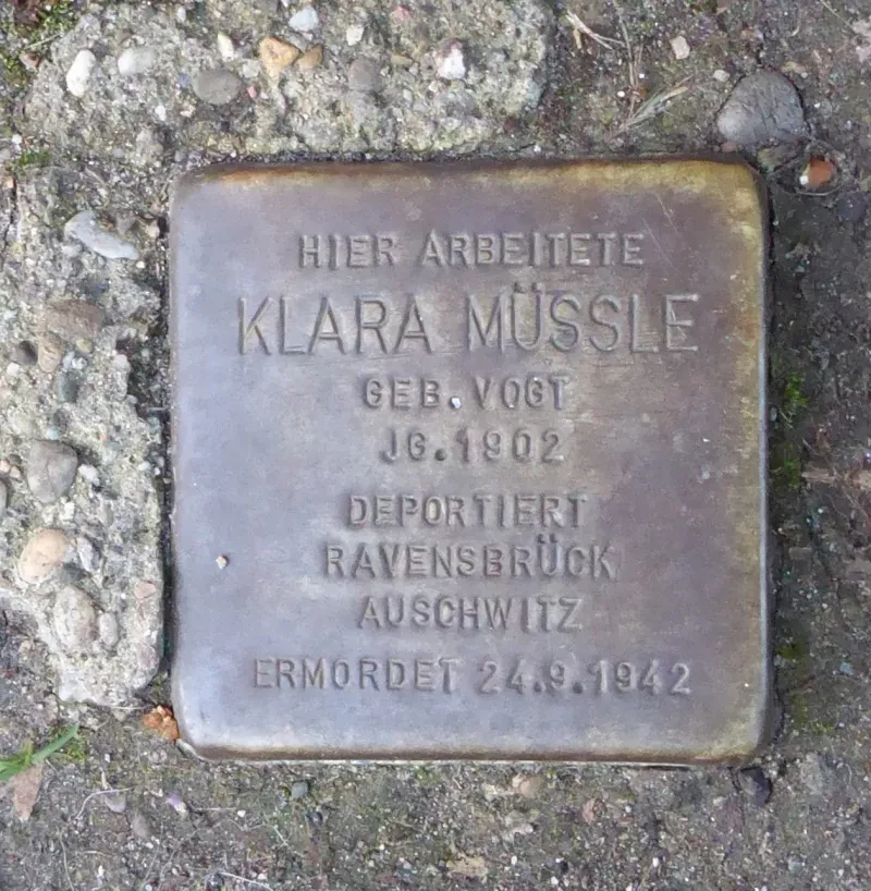 Ein Stolperstein mit der Inschrift: "Hier arbeitete / Klara Müssle / geb. Vogt / Jg. 1902 / Deportiert / Ravensbrück / Auschwitz / Ermordet 24.9.1942"