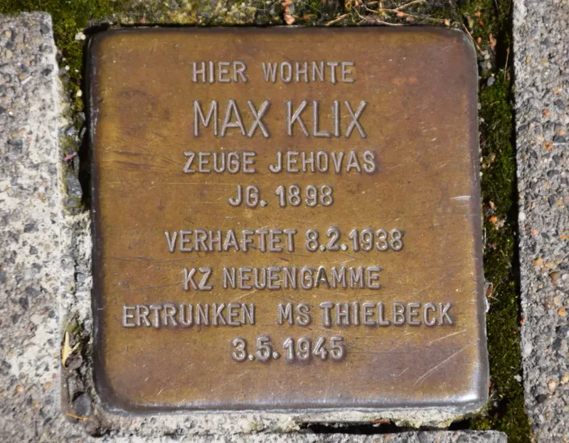 Der Stolperstein für Max Klix vor dem Haus Humboldtstraße 22 in Köln.