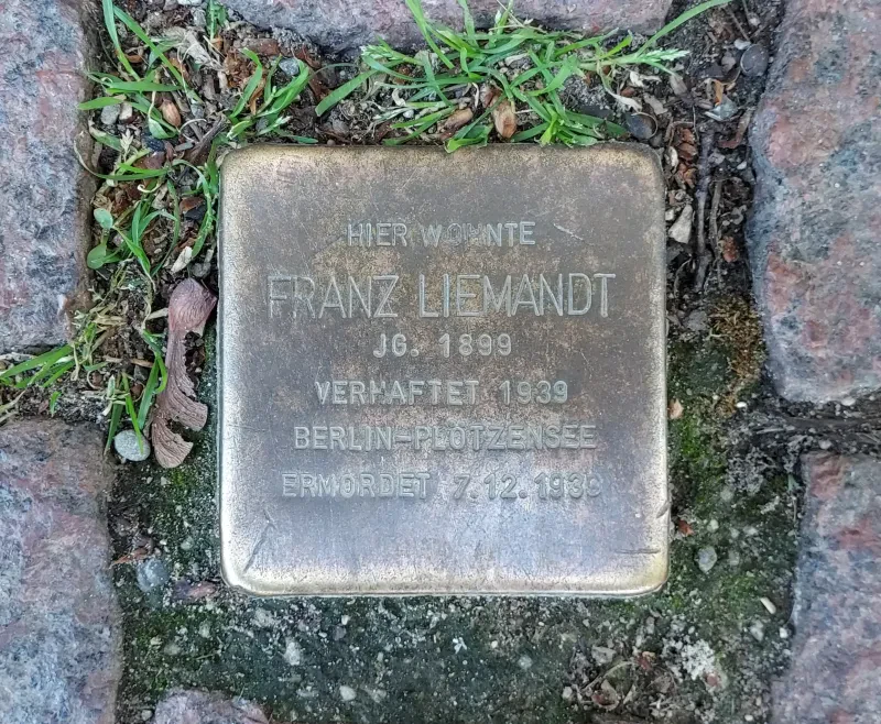 Stolperstein mit der Aufschrift: Hier wohnte Franz Liemandt / Jg. 1899 / Verhaftet 1939 / Berlin-Plötzensee / Ermordet 7.12.1939