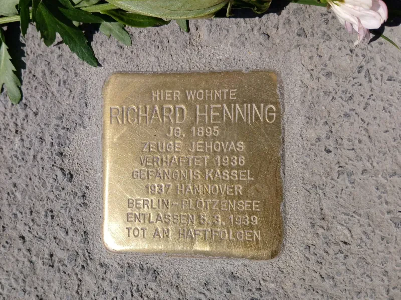 Stolperstein für Richard Henning in der Ludwig-von-Wildungen-Str. 26 in Kassel mit der Aufschrift: "Hier wohnte / Richard Henning / Jg. 1895 / Zeuge Jehovas / Verhaftet 1936 / Gefängnis Kassel / 1937 Gefängnis Hannover / Berlin-Plötzensee / Entlassen 5.3.1939 / Tot an Haftfolgen"