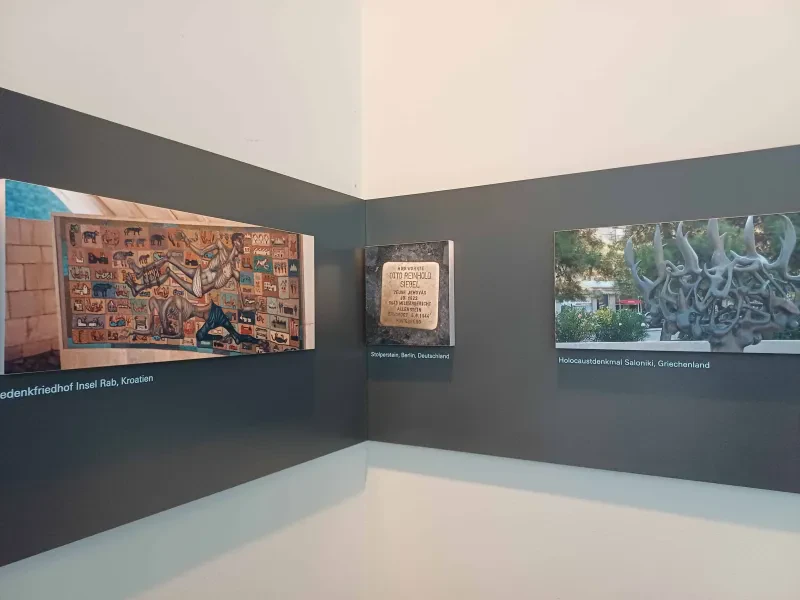 In einer Ausstellung ist das Foto eines Stolpersteins zu sehen.