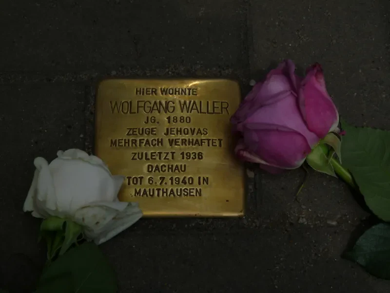 Stolperstein für Wolfgang Waller an seinem früheren Wohnhaus am Minoritenweg 9 in Regensburg, der 2010 verlegt wurde.