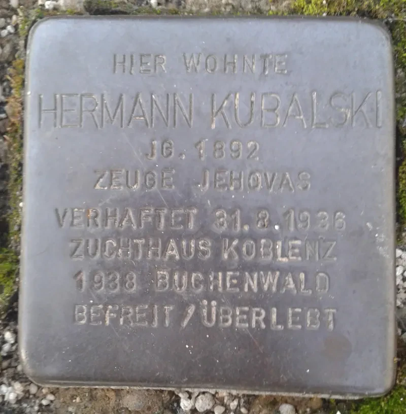 Der Stolperstein in Wissen vor dem Haus Felsenweg 9 erinnert an Hermann Kubalski, 2014.