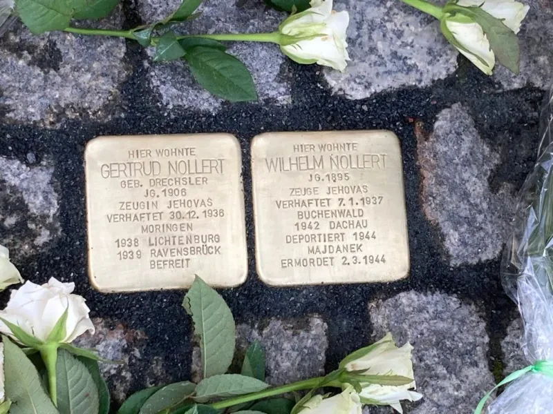 Zwei Stolpersteine liegen nebeneinander. Der linke Stein hat die Inschrift: "Hier wohnte Gertrud Nollert, geborene Drechsler, Jahrgang 1906, Zeugin Jehovas, verhaftet 30. Dezember 1936, Mohringen, 1938 Lichtenburg, 1939 Ravensbrück, befreit". Auf dem Stolperstein rechts daneben steht die Inschrift: "Hier wohnte Wilhelm Nollert, Jahrgang 1895, Zeuge Jehovas, verhaftet 7. Januar 1937, Buchenwald, 1942 Dachau, Deportiert 1944 Majdanek, ermordet 2. März 1944".