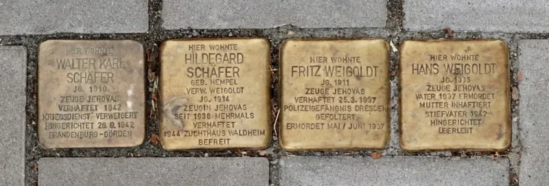Die Inschriften auf den Stolpersteinen lauten: "Hier wohnte Hildegard Schäfer, geborene Hempel, verwitwete Weigoldt, Jahrgang 1914, Zeugin Jehovas, seit 1938 mehrmals verhaftet, 1944 Zuchthaus Waldheim, befreit." "Hier wohnte Fritz Weigoldt, Jahrgang 1911, Zeuge Jehovas, verhaftet 25.3.1937, Polizeigefängnis Dresden, gefoltert, ermordet Mai/Juni 1937." Die "Hier wohnte Hans Weigoldt, Jahrgang 1936, Zeuge Jehovas, Vater 1937 ermordet, Mutter inhaftiert, Stiefvater 1942 hingerichtet, überlebt." "Hier wohnte Walter Karl Schäfer, Jahrgang 1910, Zeuge Jehovas, verhaftet 1942, Kriegsdienst verweigert, hingerichtet 26.9.1942, Brandenburg-Görden."