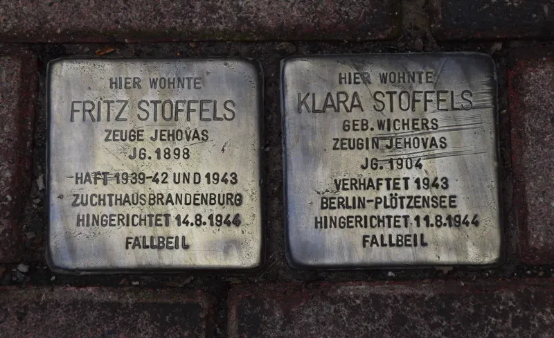 Stolpersteine für Klara und Fritz Stoffels vor dem Bahnhof Belvedere, 2021.