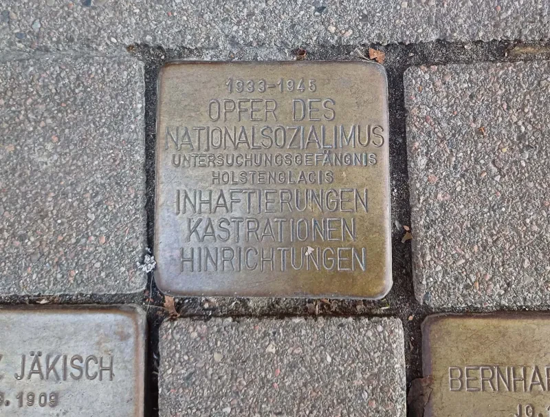 Stolpersteine vor dem Hamburger Untersuchungsgefängnis am Holstenglacis, 2024. Aufschrift des obersten Steins: 1933-1945 Opfer des Nationalsozialismus Untersuchungsgefängnis Holstenglacis Inhaftierungen Kastrationen Hinrichtungen