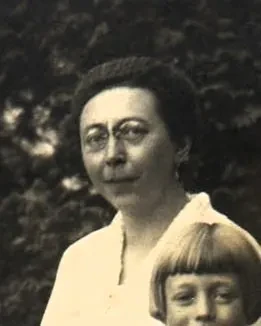 Eine Frau mit Brille blickt in die Kamera (Bildausschnitt).