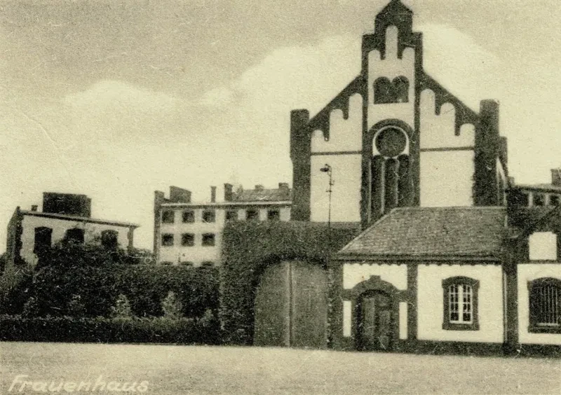 Eine Postkarte zeigt drei Ansichten des Strafgefängnisses Anrath, hier das Frauenhaus.