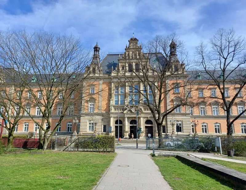 Das Hamburger Strafjustizgebäude am Sievekingplatz, 2024. Außenansicht.