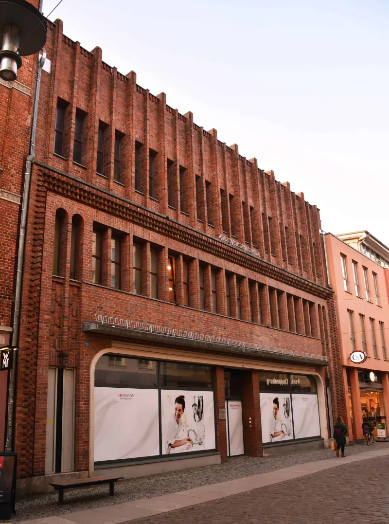 Fassade eines Kaufhauses, roter Backsteinbau.