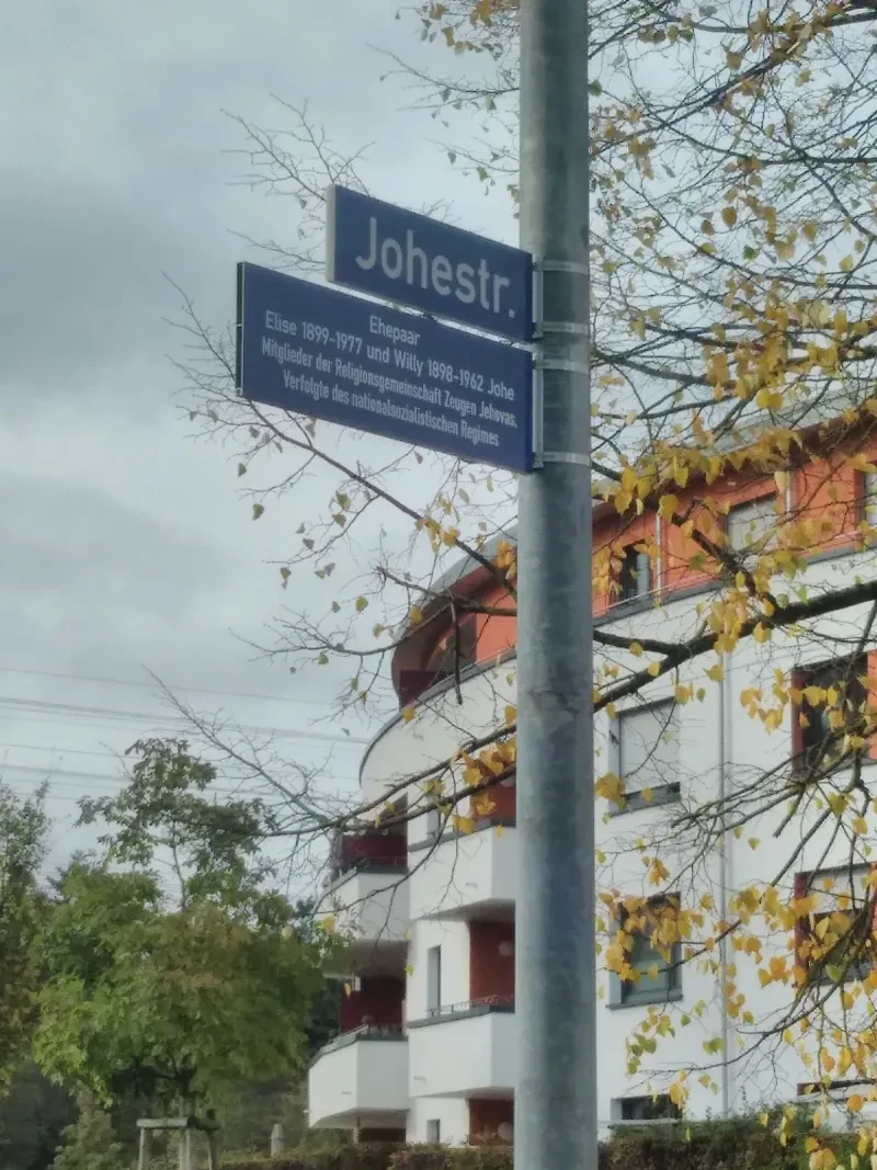 Straßenschild "Johestraße" mit Zusatzschild mit der Aufschrift "Ehepaar Elise (1899–1977) und Willy (1898–1962) Mitglieder der Zeugen Jehovas in Karlsruhe, Verfolgte des nationalsozialistischen Regimes"