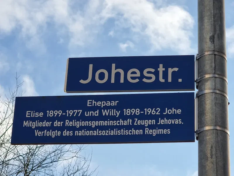 Straßenschild "Johestraße" mit Zusatzschild mit der Aufschrift "Ehepaar Elise (1899–1977) und Willy (1898–1962) Mitglieder der Zeugen Jehovas in Karlsruhe, Verfolgte des nationalsozialistischen Regimes"