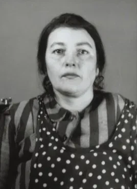Profilfoto einer Frau in gestreifter Häftlingskleidung