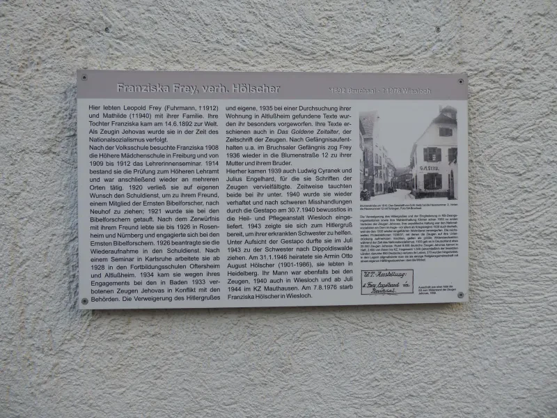 Eine Gedenktafel, überschrieben "Franziska Frey, verh. Hölscher".