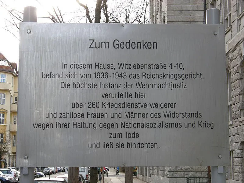 Gedenktafel am ehemaligen Reichskriegsgericht in Berlin für die verurteilten Kriegsdienstverweigerer und alle, die im Widerstand gegen den Nationalsozialismus und Krieg hingerichtet wurden.
