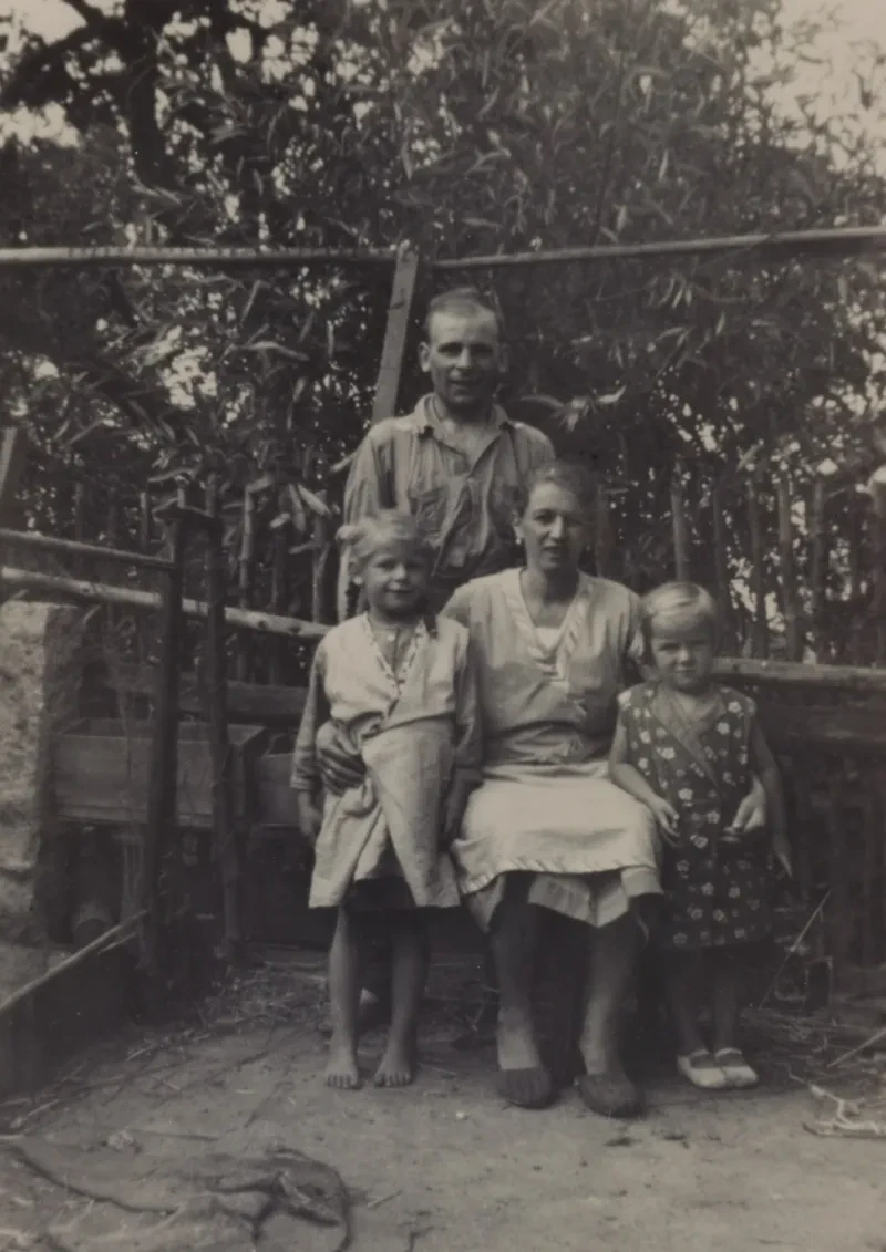 Willy Thiel mit seiner ersten Ehefrau und seinen beiden Töchtern, 1937. Die Familie wird vor einem Gartenzaun fotografiert.