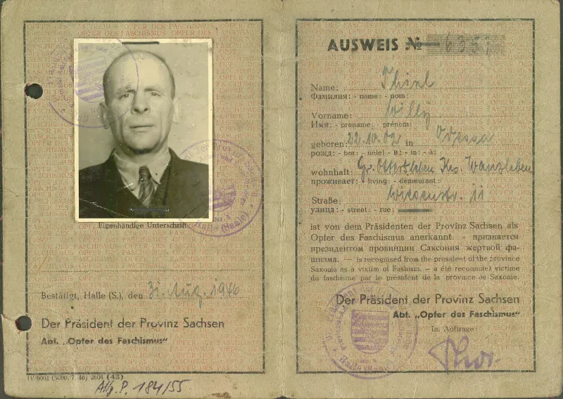 Der Ausweis für Opfer des Faschismus von Willy Thiel, mit Paßfoto. Ausgestellt am 31.8.1946 in Halle.