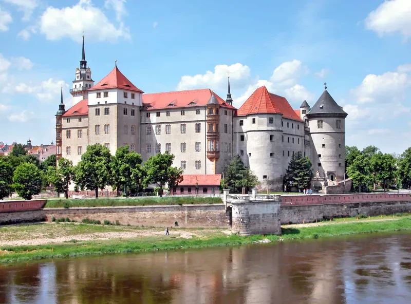 Schloss Hartenfels in Torgau, rechts ist der Flaschenturm zusehen, davor fließt die Elbe.