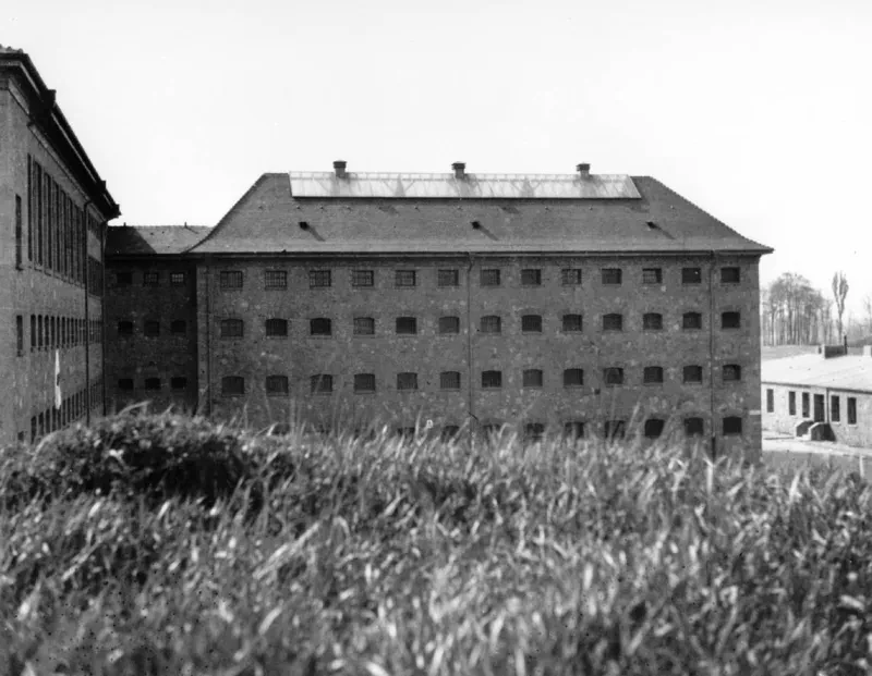 Wehrmachtsgefängnis Fort Zinna, Blick von Osten auf den Kreuzbau, Ende April 1945.