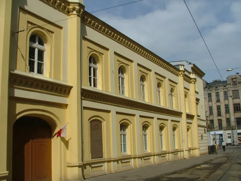 En gelbes zweistöckiges Gebäude.