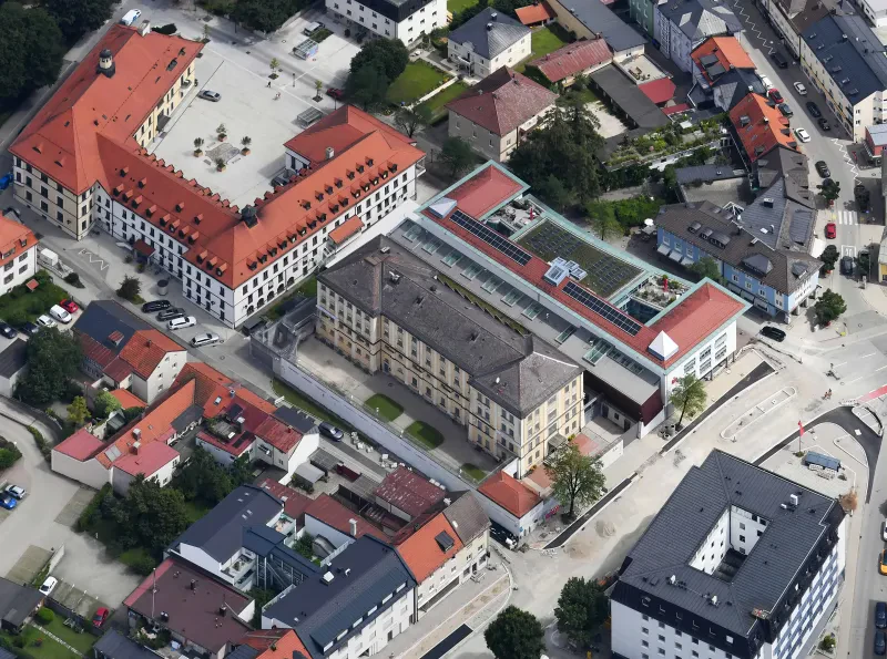 Blick auf Gefängnisgebäude.