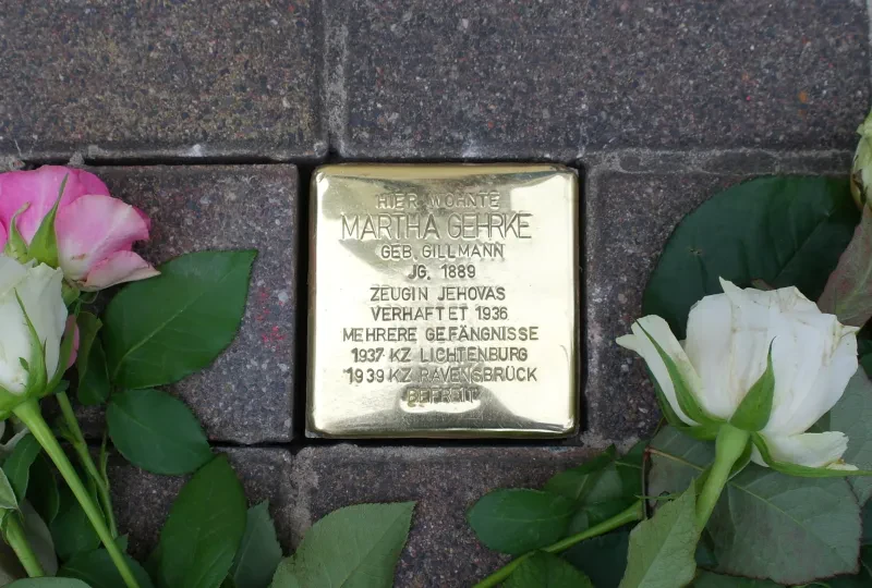 Golden glänzender Stolperstein.