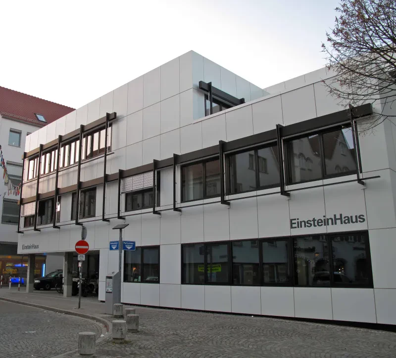 Ein modernes Gebäude mit der Aufschrift EinsteinHaus.