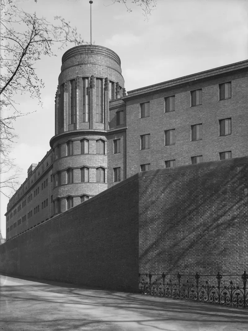 Untersuchungsgefängnis am Holstenglacis in Hamburg, Gebäudeteilansicht, 1927.