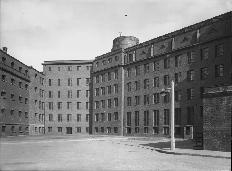 Untersuchungsgefängnis am Holstenglacis in Hamburg, Gesamtansicht des neuen Gebäudes von der Hofseite, 1927.