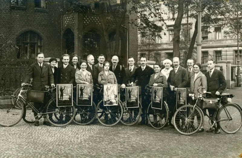 Verkündigergruppe mit Fahrrädern und Plakaten, wohl in Berlin um 1930. Martha Gehrke ist die zweite von links.