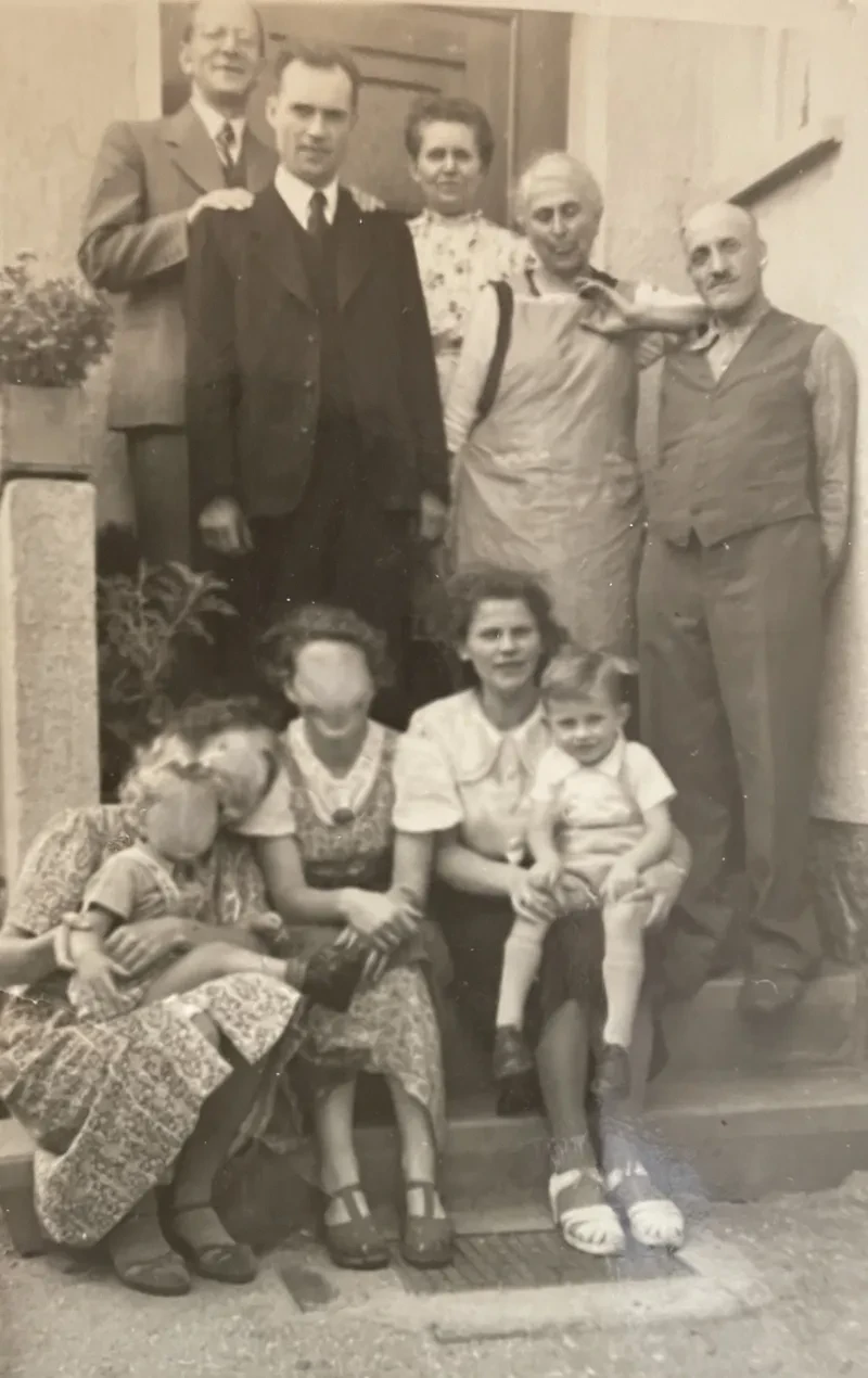 Eine Familie steht auf einer Treppe.