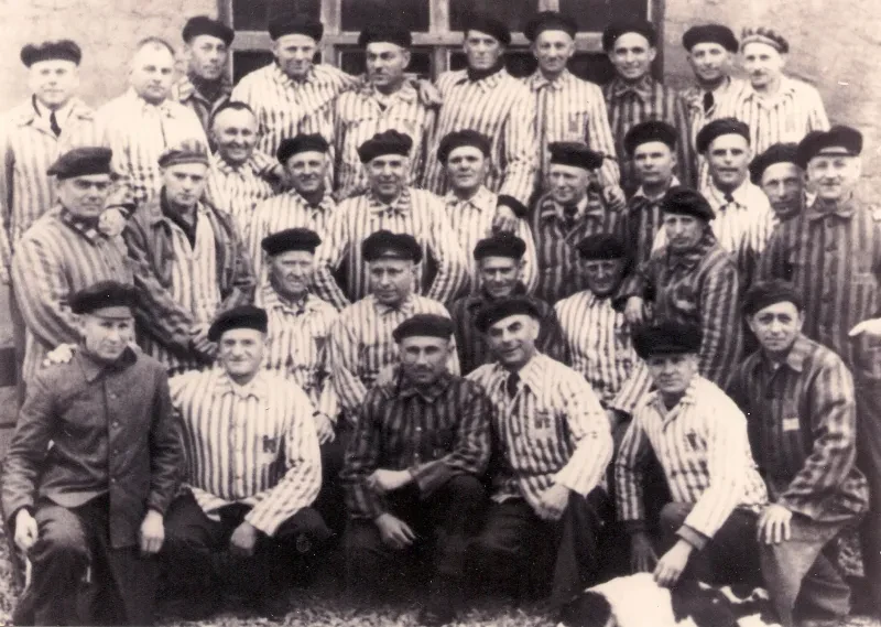 Gruppenbild: Befreite Zeugen Jehovas aus dem KZ Wewelsburg, 1945.