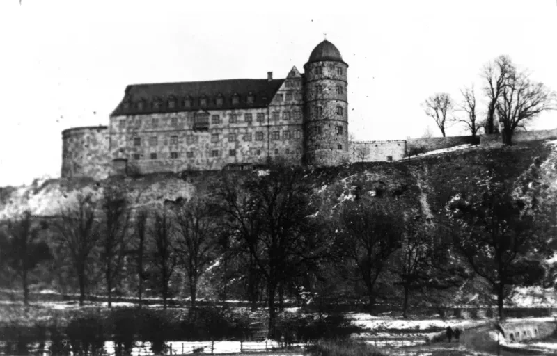 Westansicht der Wewelsburg mit Tarnanstrich, 1944.