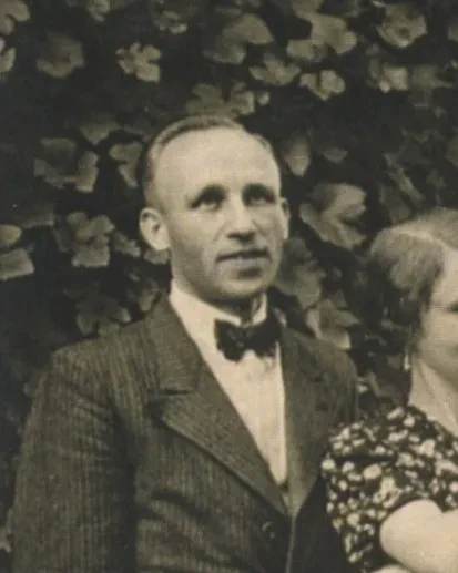 Ausschnitt eines Familienbildes, ein Mann im Anzug und mit Fliege.