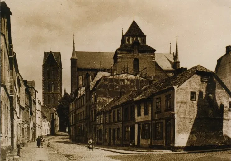 Blick in Straße Badstaven in Wismar, im Hintergrund der St. Marien-Kirchturm.