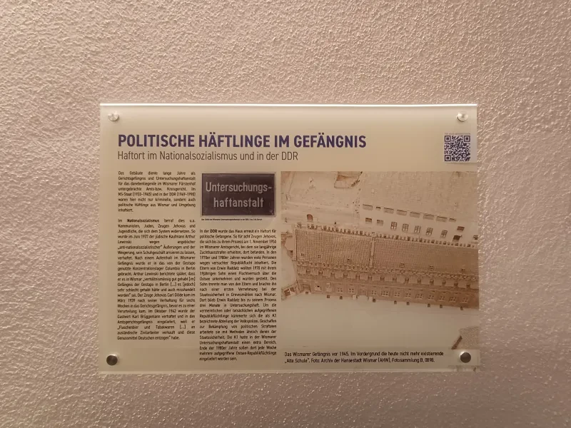 Eine Tafel mit der Überschrift "Politische Häftlinge im Gefängnis"