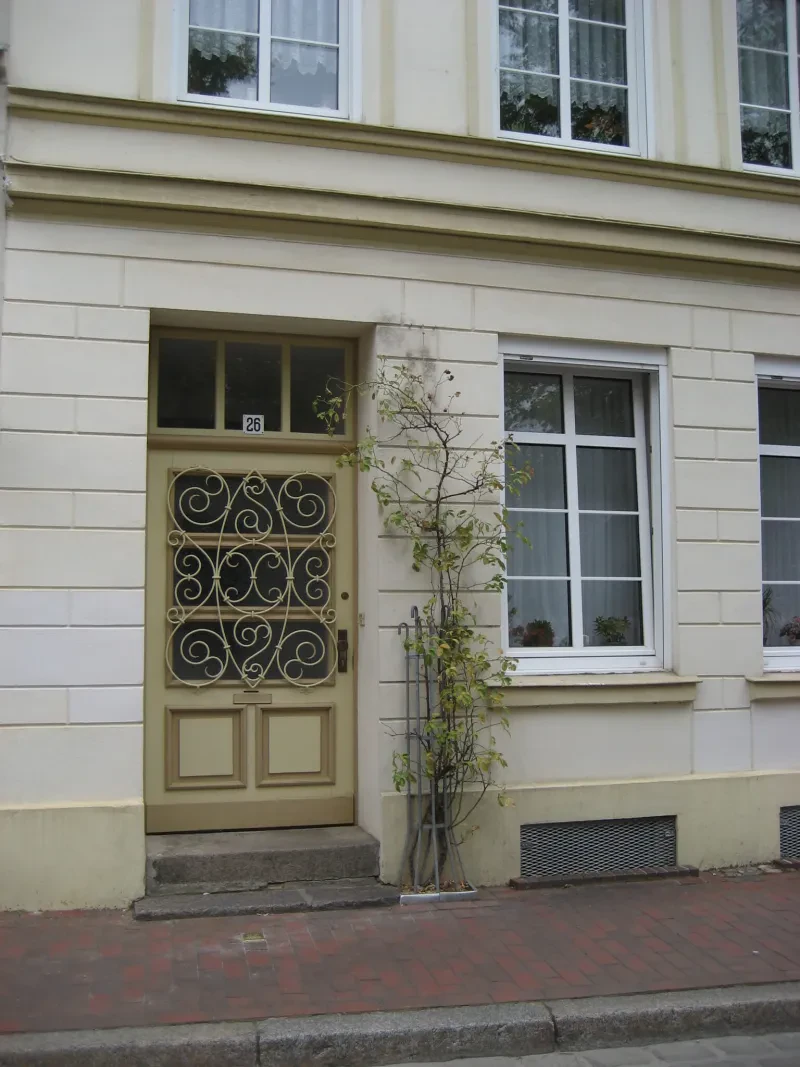 Wismar, Krönkenhagen 26, Haustür mit davorliegendem Stolperstein.