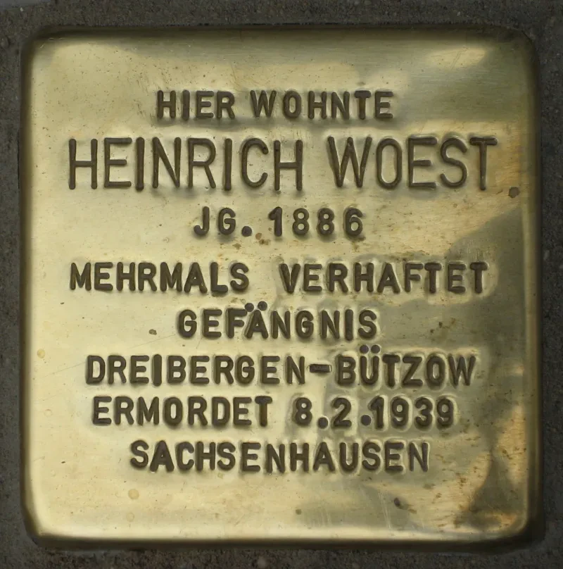 Stolperstein für Heinrich Woest vor dem Haus St.-Georgen-Kirchhof 13 in Wismar.