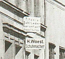 Firmenschild von Schuhmacher Heinrich Woest am St.-Georgen-Kirchhof 13 in Wismar.