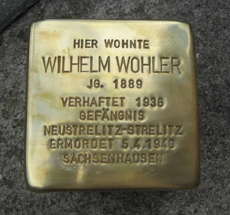 Der Stolperstein in der Poelerstraße 63 erinnert an Wilhelm Wohler.