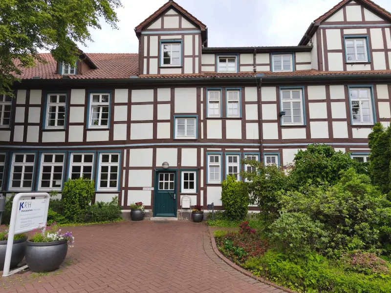Ein Fachwerkgebäude. Auf der Tafel davor steht: "KRH Psychiatrie Wunstorf".