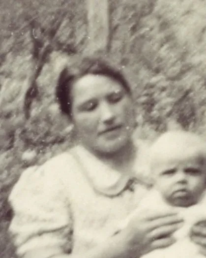 Eine Frau hält ein Baby.